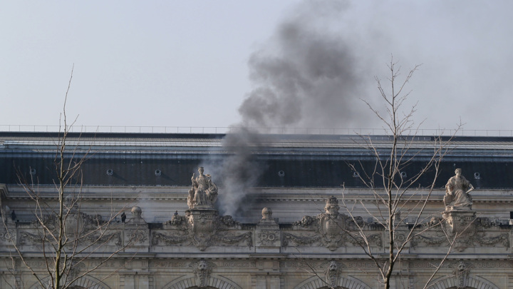 150 пожарных пытаются потушить огонь возле музея Орсе