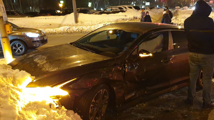 Автомобиль Росгвардии поучаствовал в ДТП с пострадавшим в Москве
