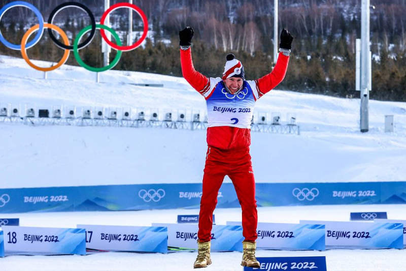 Лыжник Большунов выиграл золото в масс-старте на Олимпиаде. Якимушкин завоевал серебро

