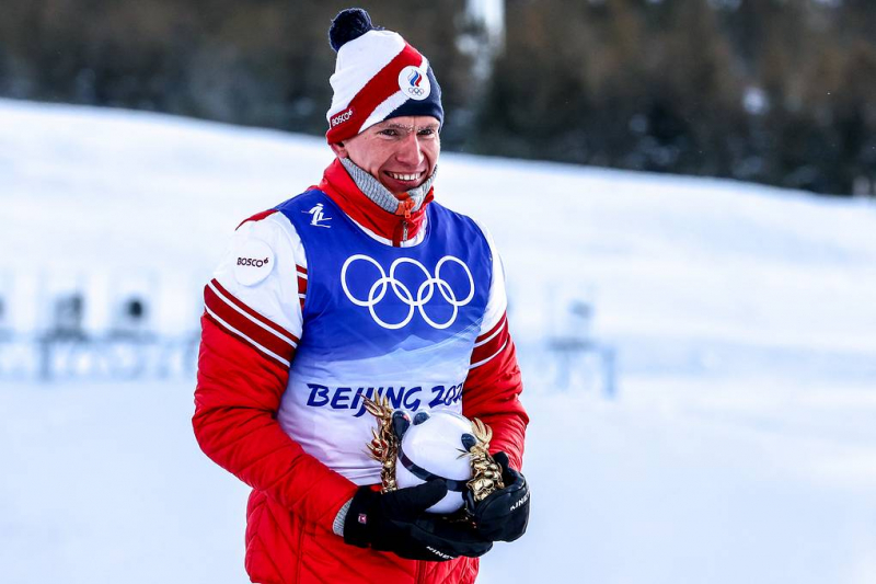 Лыжник Большунов выиграл золото в масс-старте на Олимпиаде. Якимушкин завоевал серебро

