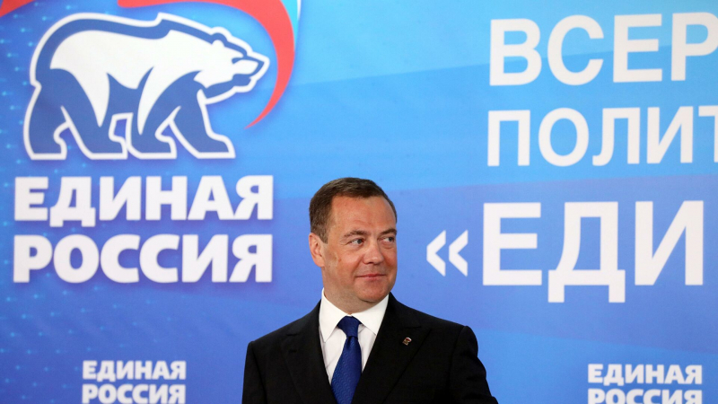 Медведев пошутил об интернациональном характере работы "Единой России"