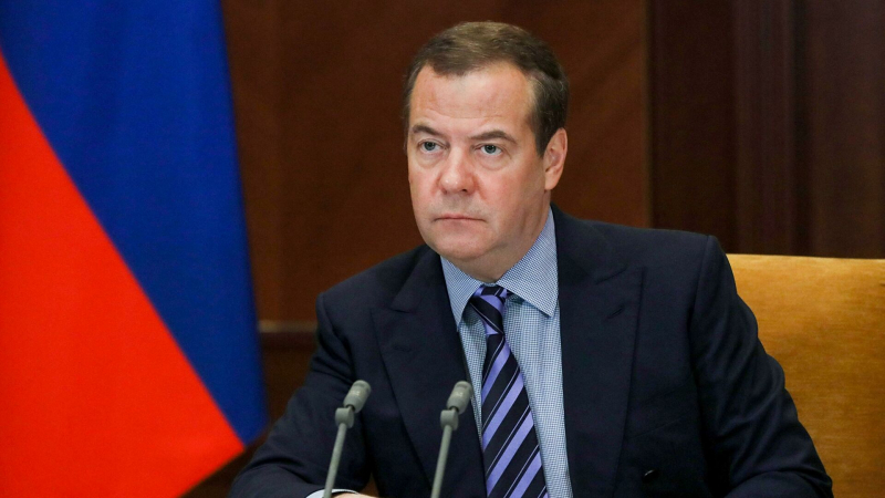 Медведев пригрозил пересмотром отношений странам, которые ввели санкции