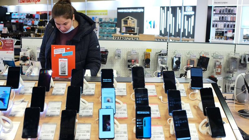 Россияне стали скупать смартфоны на опасениях санкций США