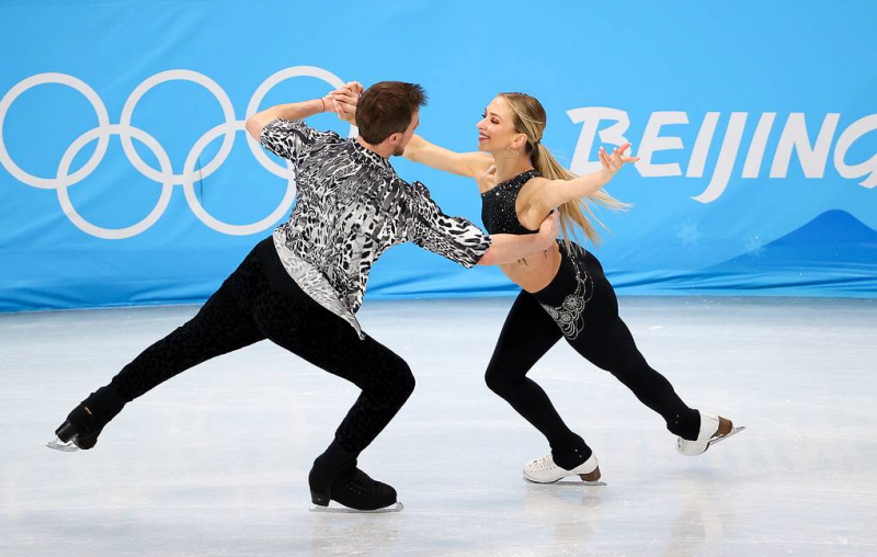 Российские фигуристы вышли на второе место в командном турнире Олимпиады после ритм-танца

