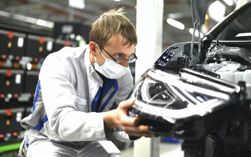 
            Volkswagen прекратил поставлять российским дилерам Skoda, VW и Bentley
        