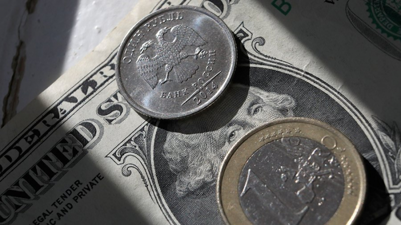 Центробанк установил новые курсы доллара и евро к рублю