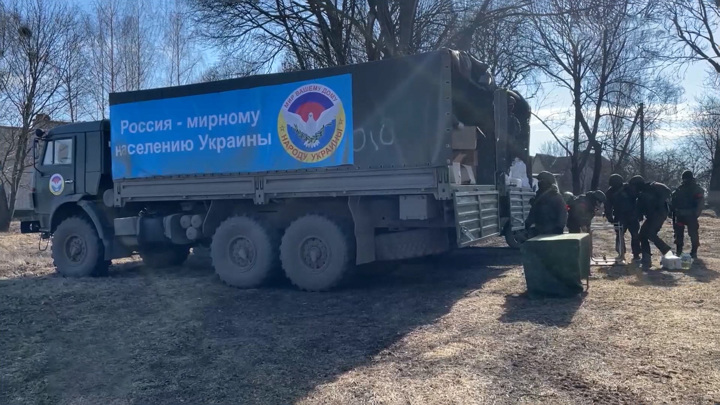 Гумпомощь под прикрытием: продукты на Украину возят машины с белым голубем