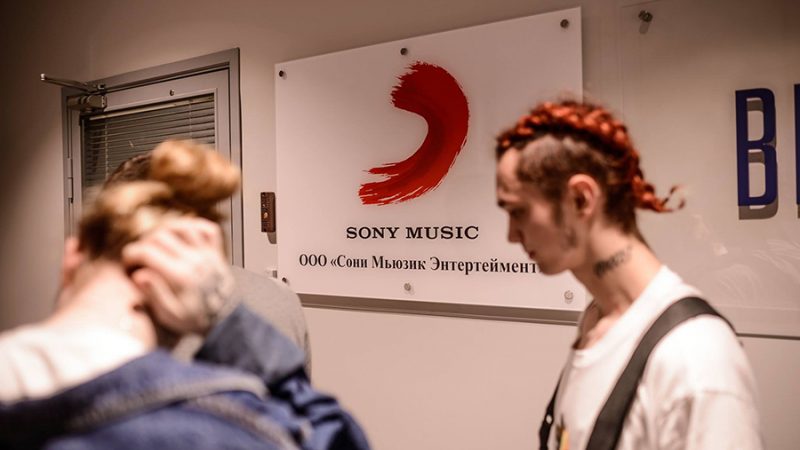 Компания Sony Music приостановила работу в России