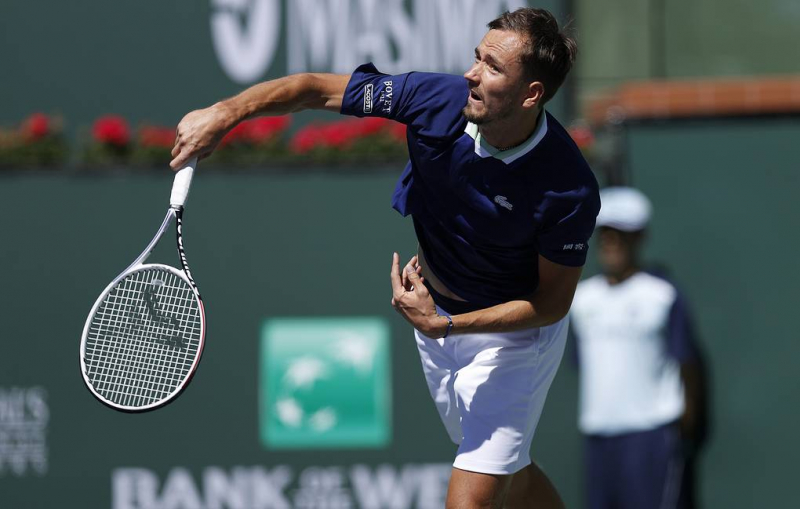 Медведев проиграл Монфису и потеряет первую строчку в рейтинге ATP

