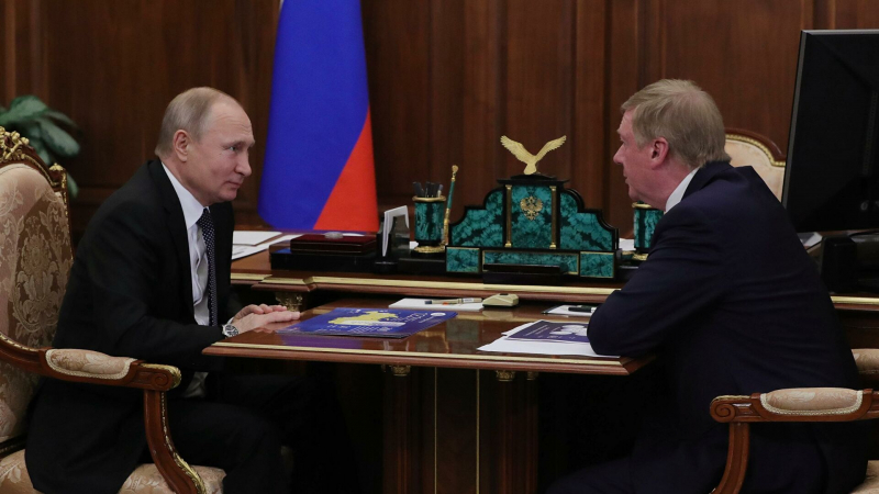 Путин освободил Чубайса от должности представителя президента