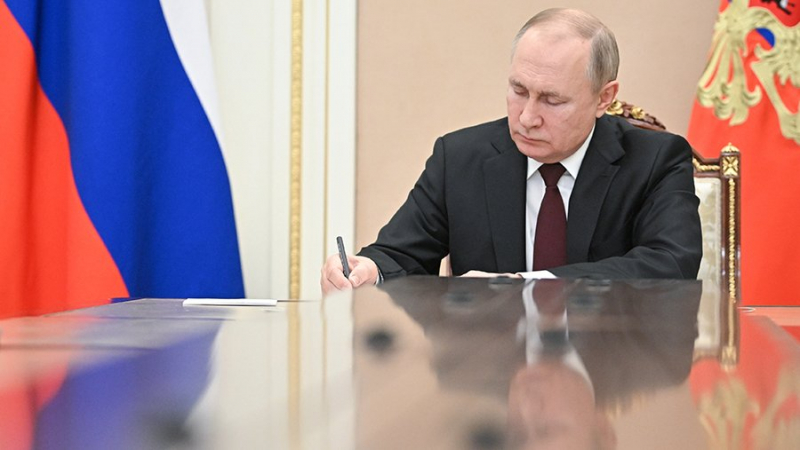 Путин установил временный порядок исполнения долговых обязательств РФ