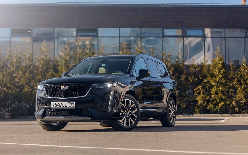 
            Ковбой в костюме. Три мнения о Cadillac XT6
        