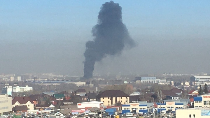Огонь охватил крупный склад с красками в Новосибирске