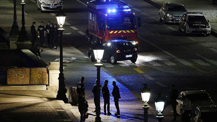 Полицейский, застреливший двух человек в Париже, арестован