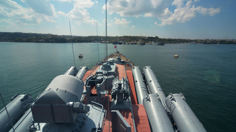 Путину доложили о пожаре на крейсере "Москва", заявил Песков