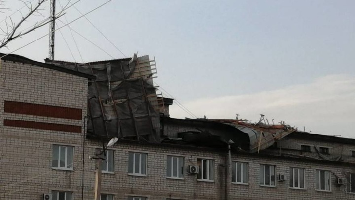В Приморье сильный ветер сорвал крышу с больницы