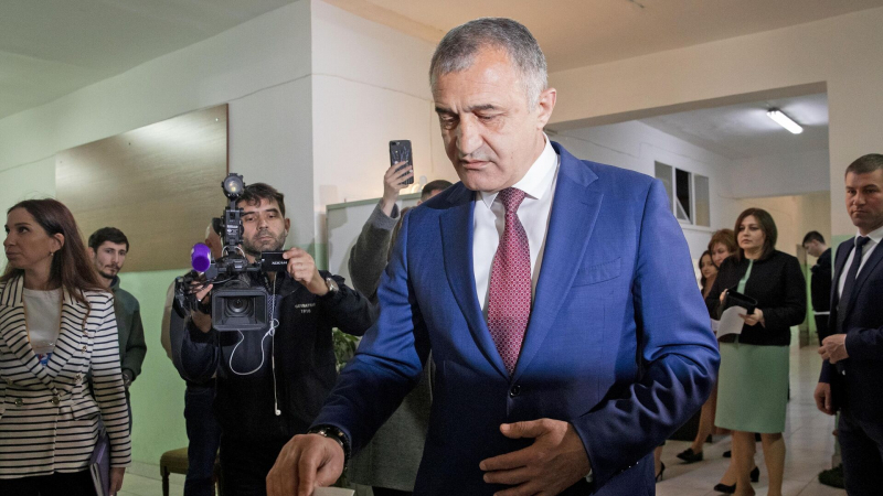 Бибилов признал поражение во втором туре выборов президента Южной Осетии