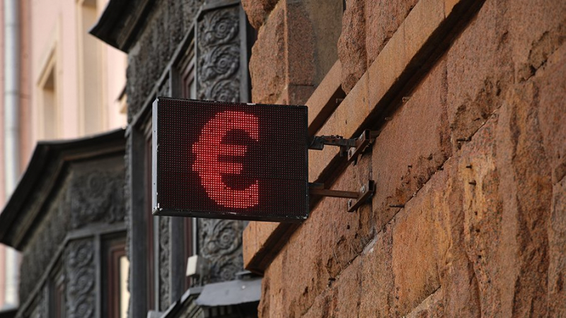 Курс евро на Мосбирже опустился до 59 рублей впервые с июня 2015 года