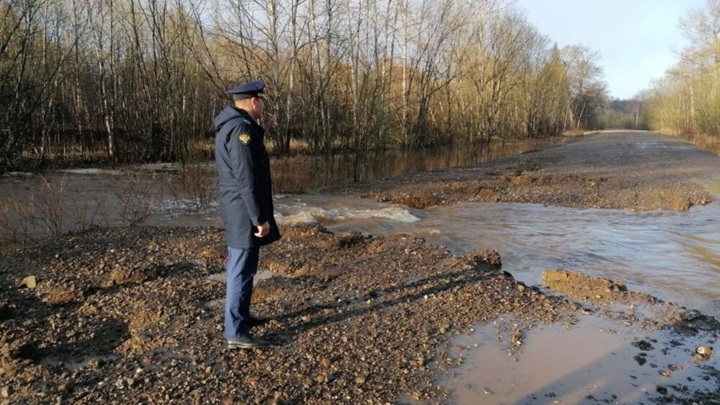 На Сахалине река вышла из берегов и повредила дорогу
