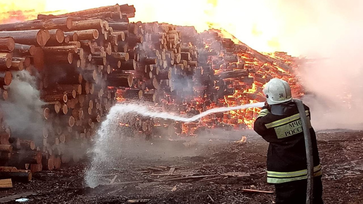 Штабеля заготовленного леса горят в Красноярском крае