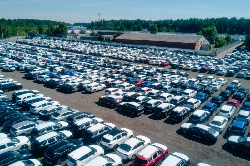 
            «Машины есть»: дилеры отреагировали на фото заполненных складов
        