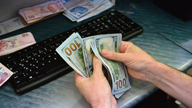 Курс доллара впервые с 25 июля опустился ниже 58 рублей