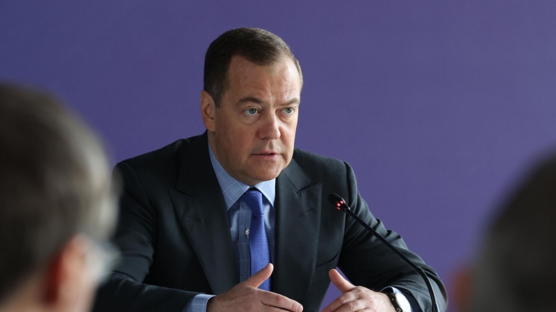 Медведев назвал взлом страницы "ВКонтакте" проявлением информационной войны