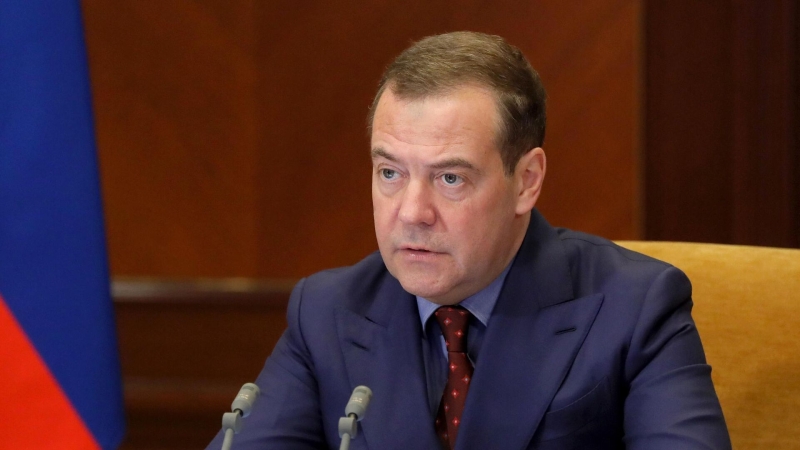 Медведев удивился, что французское ТВ показало полную версию интервью с ним