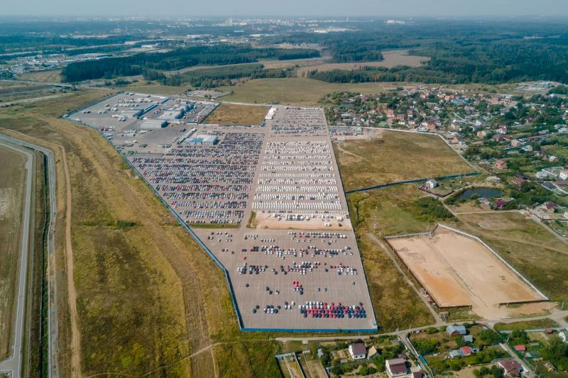 
            Перевалочные хабы в России забиты машинами вопреки кризису. Фоторепортаж
        