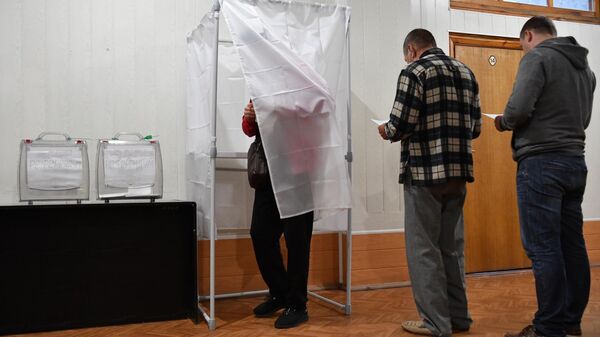 На референдуме в ЛНР за три для проголосовали более половины избирателей
