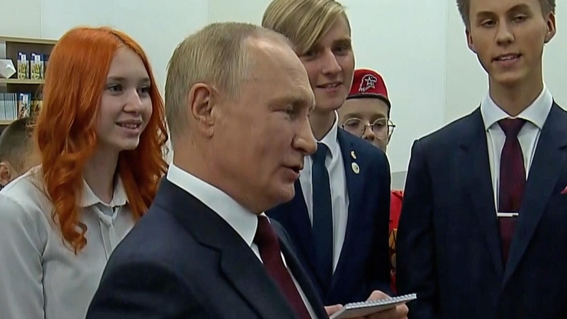 Путин призвал не допустить забюрокрачивания развития молодежного движения