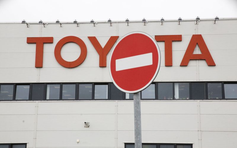 
            Закрытие завода Toyota, рост цен и пробки на границе. Автоновости недели
        