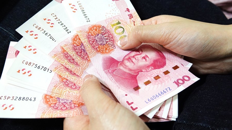 Аналитик посоветовал перевести валюту в юань