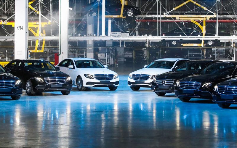 
            Mercedes-Benz уйдет из России: что будет с машинами и обслуживанием
        