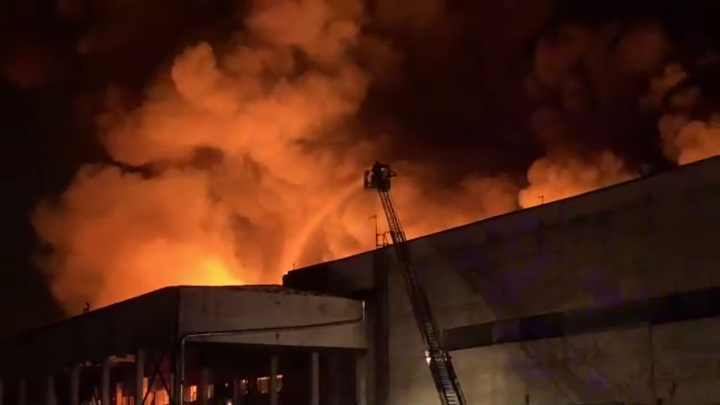 Площадь крупного пожара на складе в Петербурге стремительно растет