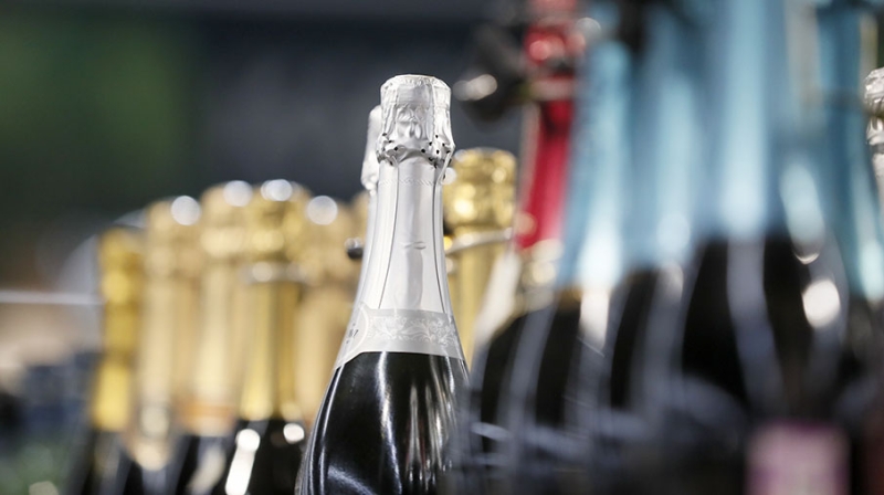 Эксперт предсказала подорожание шампанского и икры к Новому году