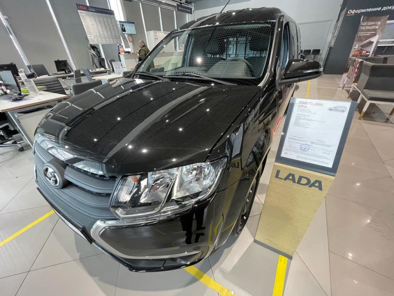 
            «Lada Grata с ABS давно закончились». Репортаж из автосалонов
        
