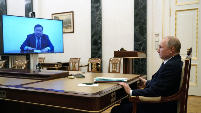 Путин представил к госнаградам четырех российских дипломатов