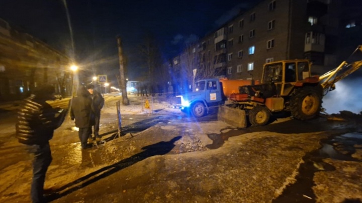 В Омске школьница провалилась в яму с кипятком