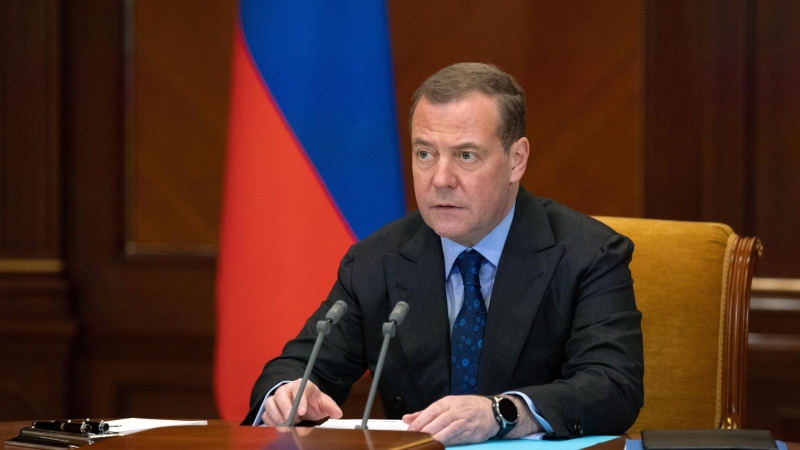 Медведев заявил, что депутаты, участвуя в спецоперации, ломают стереотипы
