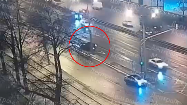 Легковушка врезалась в столб и отключила освещение на Варшавском шоссе