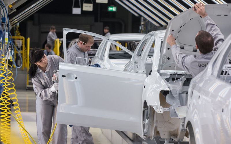 
            «Нет шансов на возобновление производства машин в России». Как уйдет VW
        