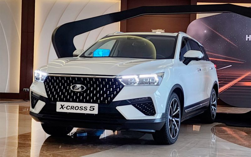 
            Lada снова будет конкурировать с «Москвичом». Чей кроссовер лучше
        