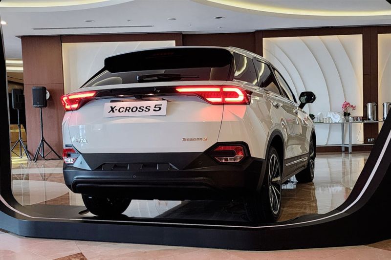 
            Lada снова будет конкурировать с «Москвичом». Чей кроссовер лучше
        
