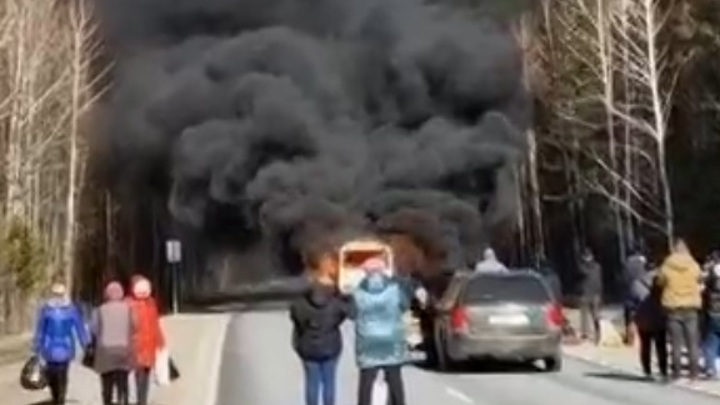 С загоревшимся пассажирским автобусом не справились огнетушители