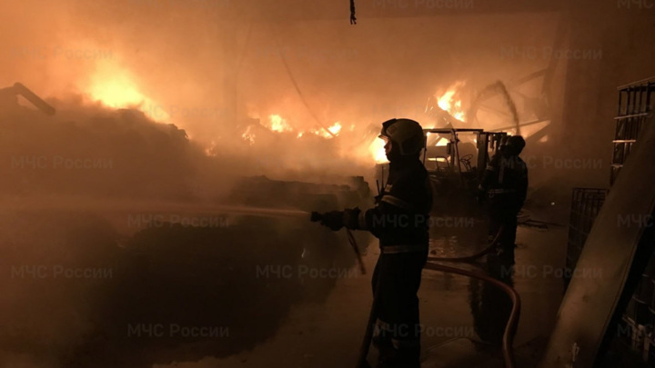 Во Владивостоке всю ночь тушили пожар на складе
