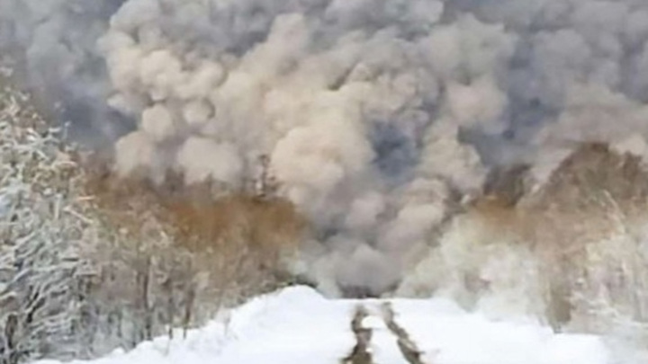 Вулкан Шивелуч снова выбросил многокилометровый столб пепла