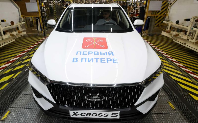 
            Чтобы завод конкурентам не достался. АвтоВАЗ запустил Lada X-Cross 5
        