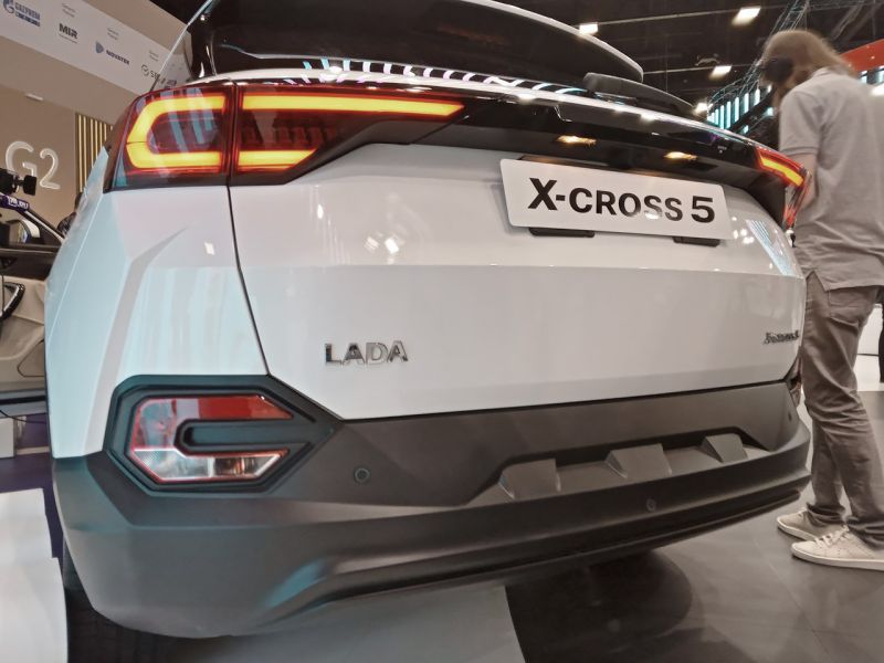 
            Чтобы завод конкурентам не достался. АвтоВАЗ запустил Lada X-Cross 5
        