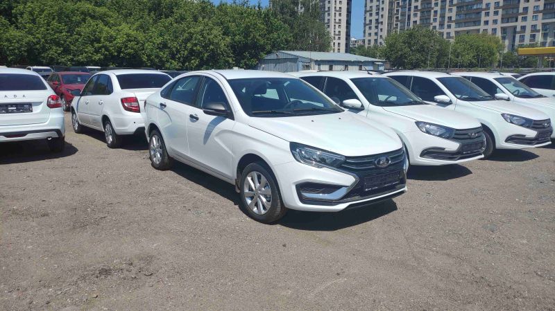 
            Дилеры объяснили завышенные цены на Lada Vesta дефицитом и допами
        